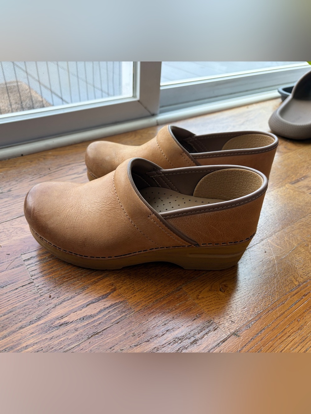 Dansko Honey Distressed Clog 38 (7.5-8)